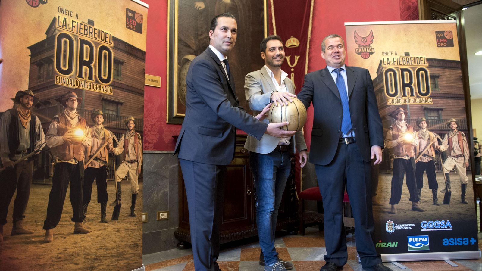 Carlos Díaz (d), junto al presidente de la FCBG (i) y el concejal de Deportes de Granada