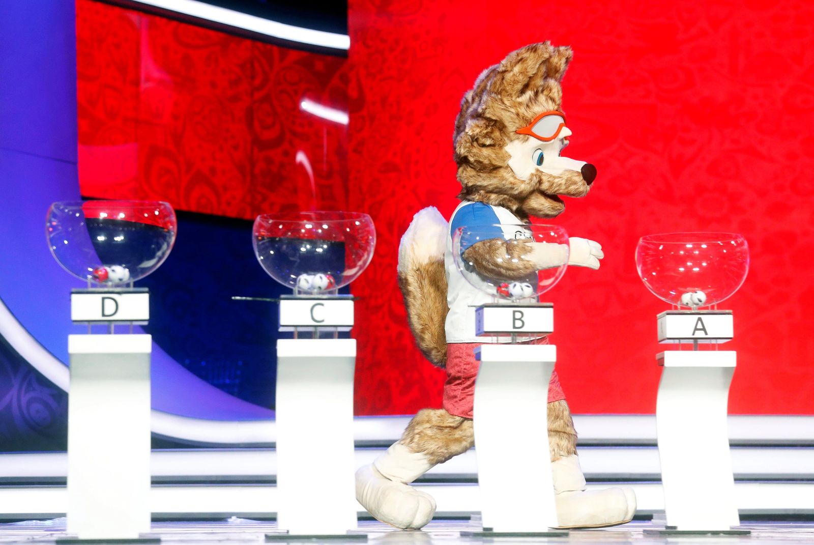 Zabivaka, mascota del Mundial de Rusia, participó ayer en el ensayo del sorteo en el Palacio del Kremlin.