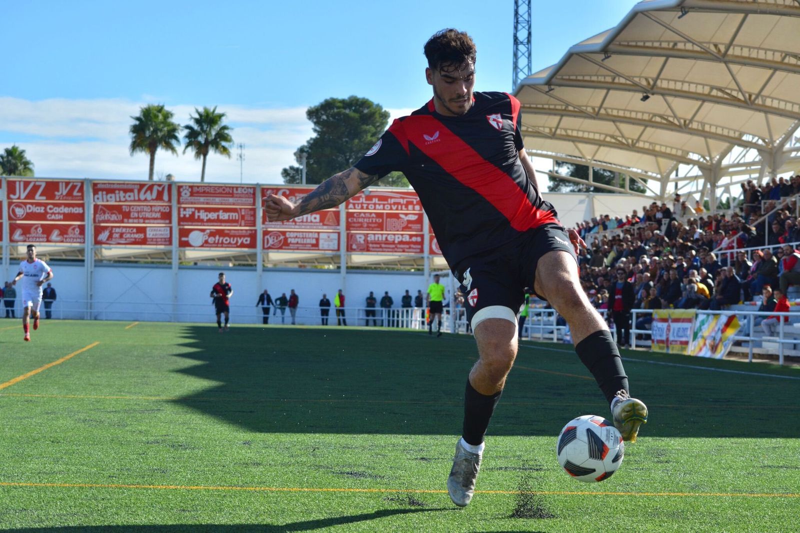 Isaac controla el balón en la banda izquierda del ataque sevillista.
