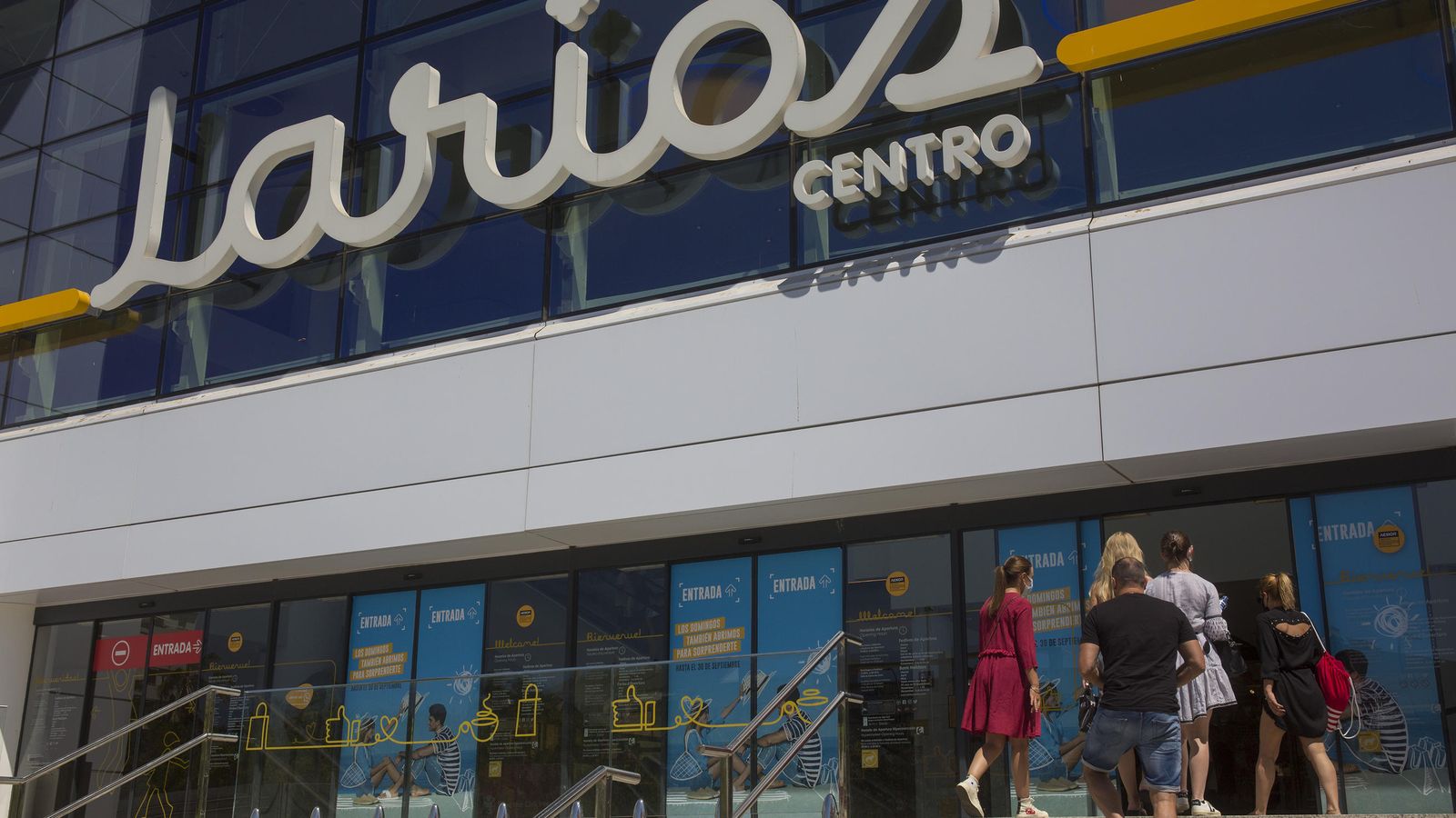 Personas entrando al Centro Comercial Larios.