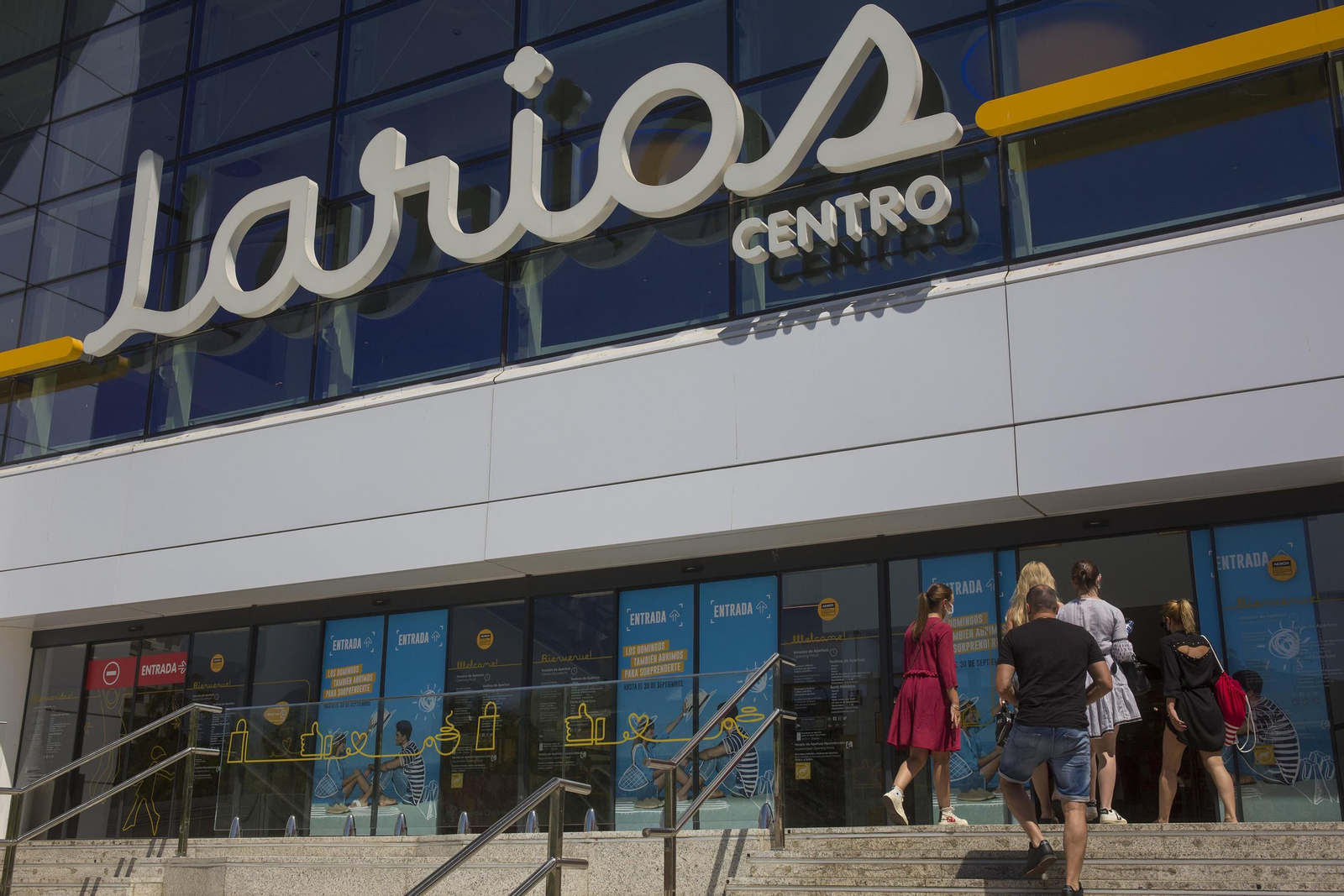 Personas entrando al Centro Comercial Larios.