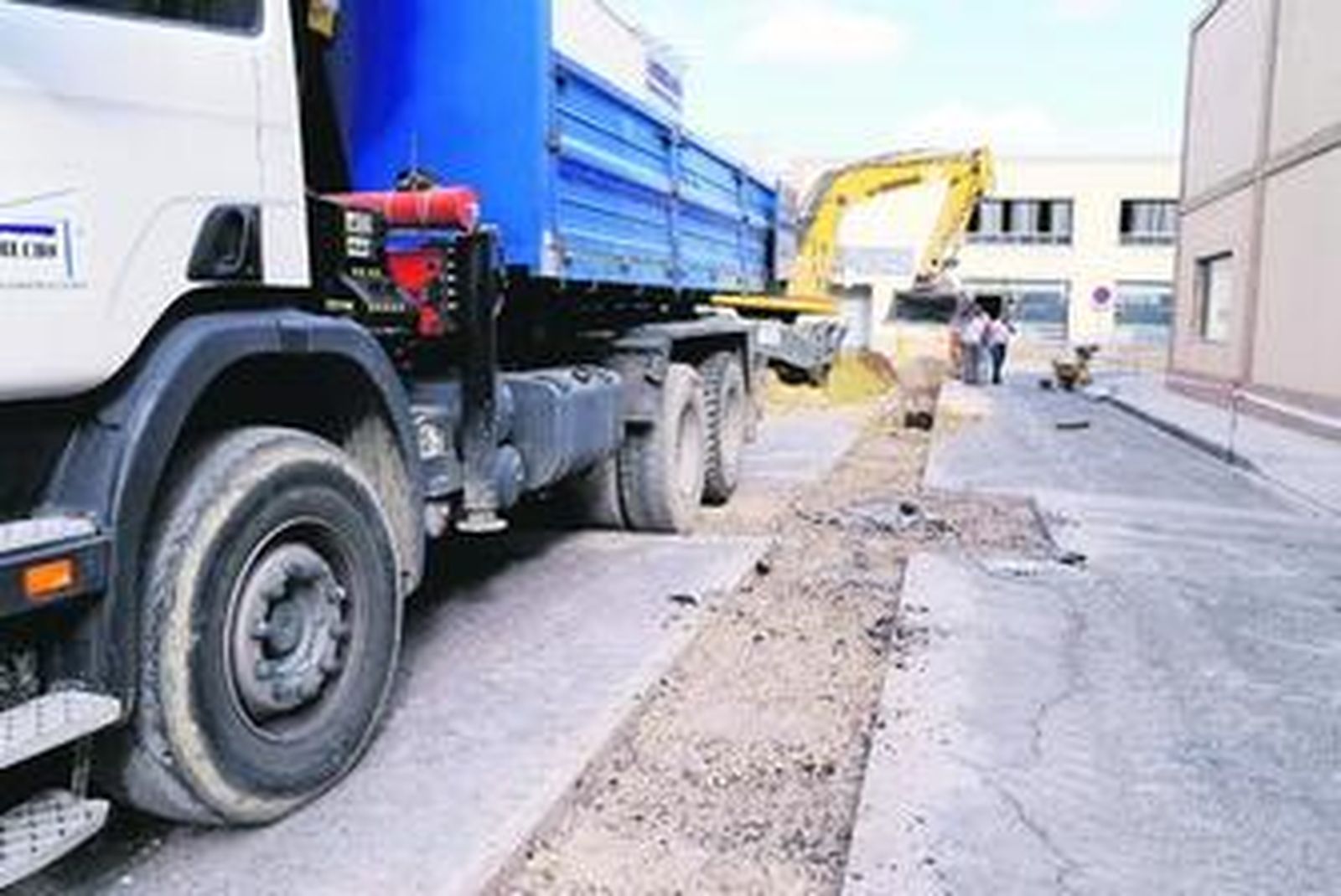 Un grúa acomete la obra en la calle Jorge Juan desde la mañana de ayer.