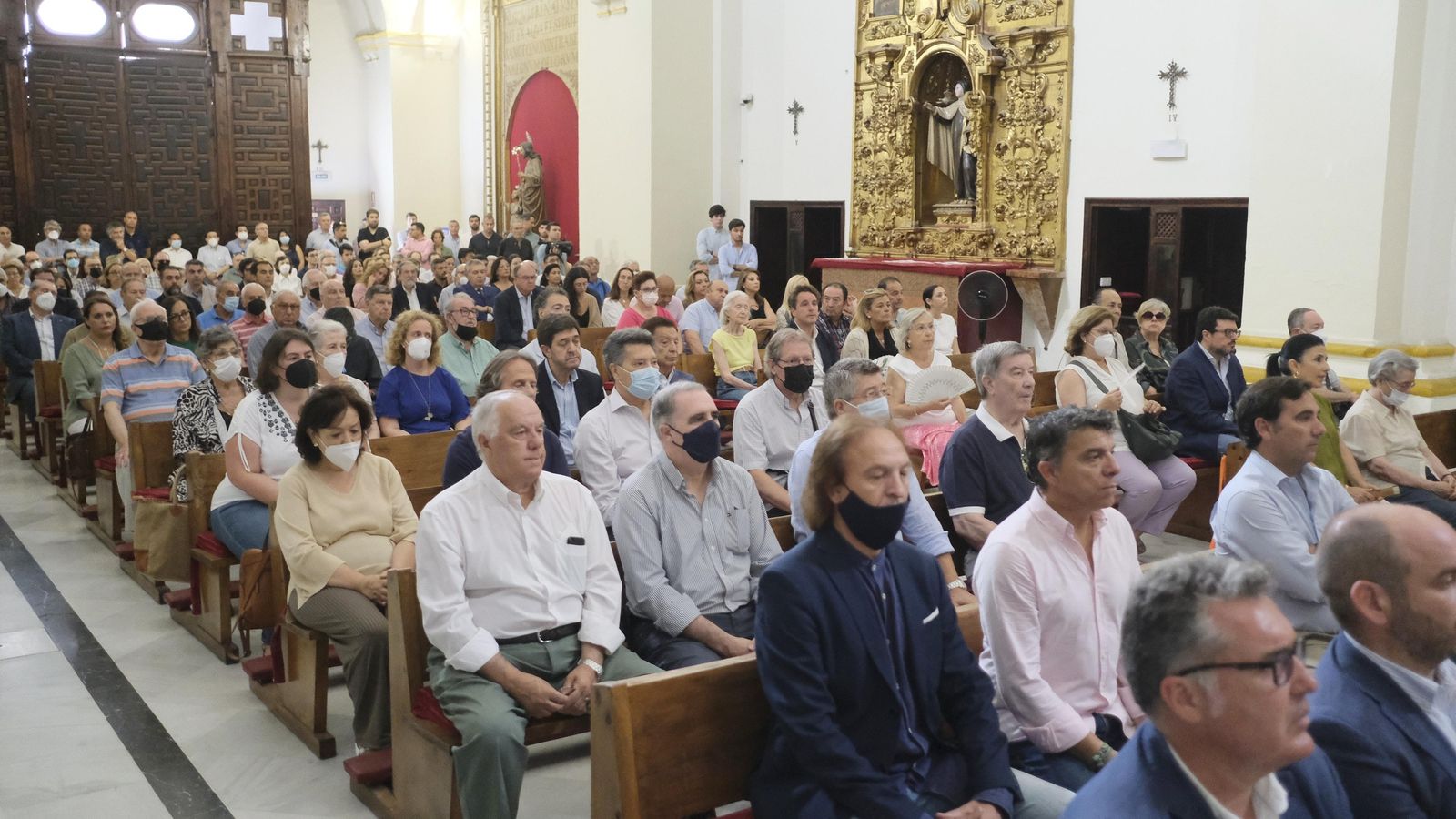 La iglesia de la Compañía, abarrotada, en el adiós a Rafael Campanero.