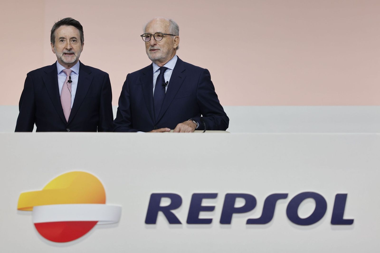 El presidente de Repsol, Antonio Brufau (dcha.), junto a su consejero delegado, Josu Jon Imaz (izda.), en la Junta General de Accionistas de 2025.
