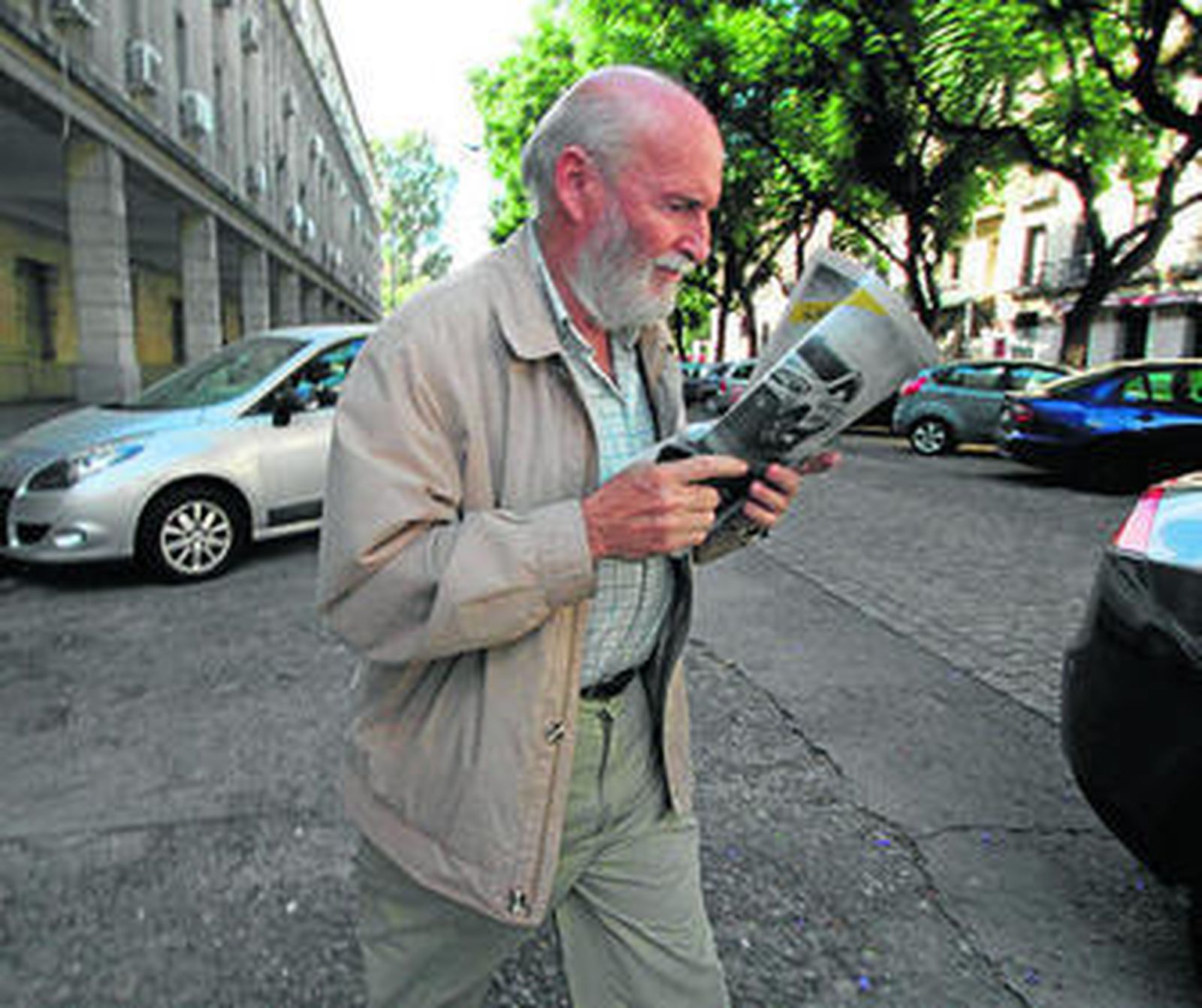 El funcionario Teodoro Montes Pérez, sale de los juzgados de Sevilla.