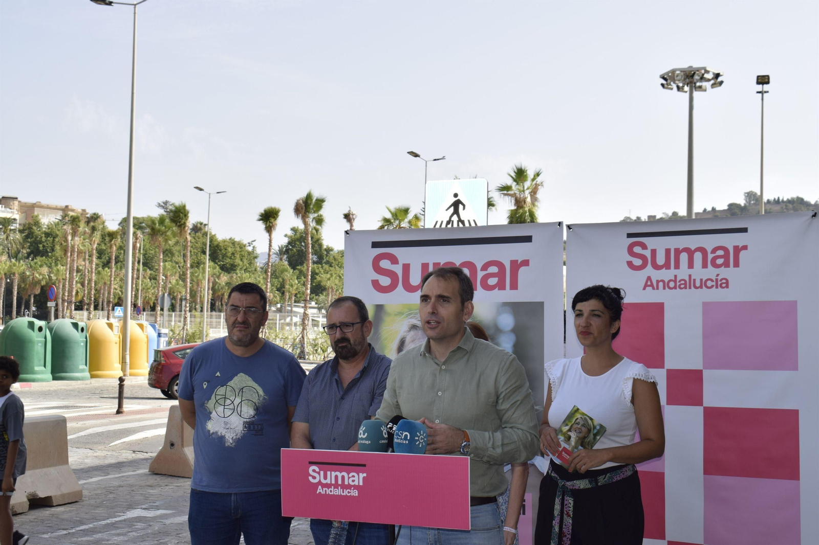 El candidato número uno de Sumar al Congreso por Málaga, Toni Valero, en una rueda de prensa este lunes en el puerto de Málaga.