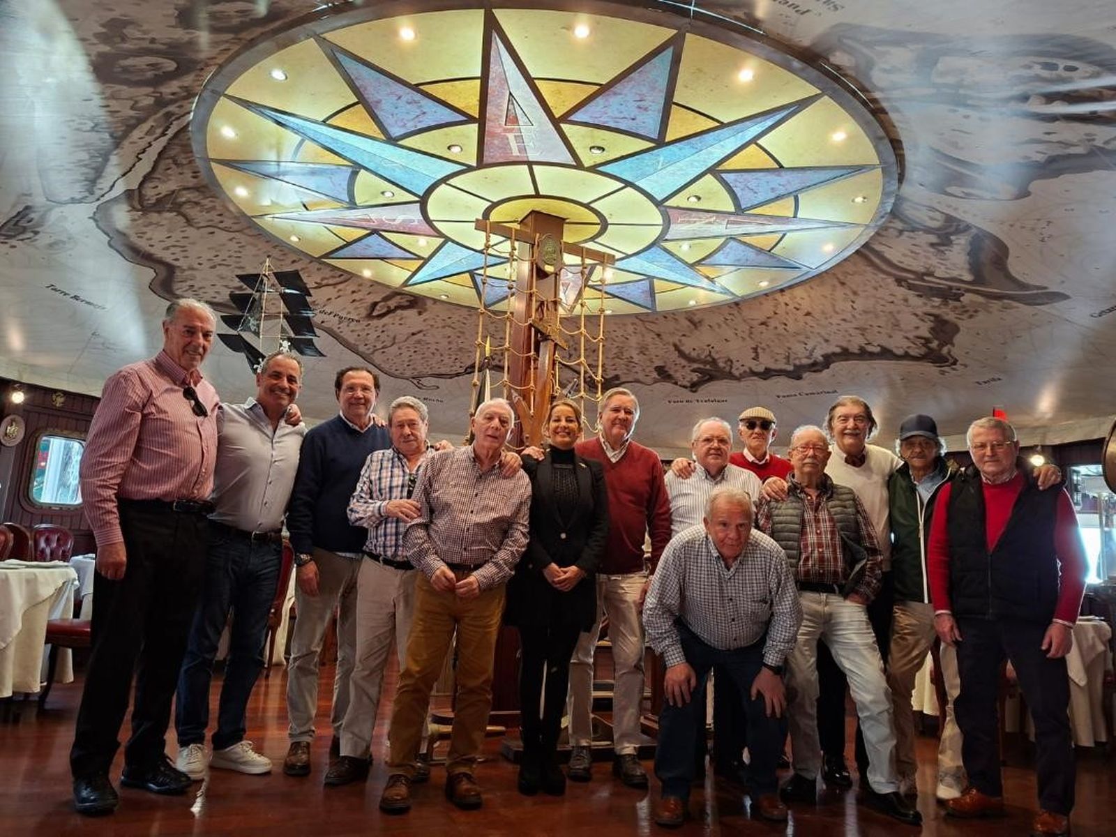 Isidoro Cárdeno, Paquito Ruiz, Luis Núñez, Manolo Alcazar, José María Yoani, María del Mar Ruiz, Manolo Estrella, Manolo Muñoz, José Antonio López, Enrique Vega, Tomás Núñez, Antonio Bueno, Antonio Velasco y Enrique Moreno en el restaurante ‘El Timón de Roche’.