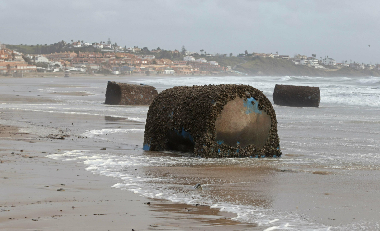 Estructuras de las mejilloneras, varadas en la playa de Getares, ayer Estructuras de las mejilloneras, varadas en la playa de Getares, ayer