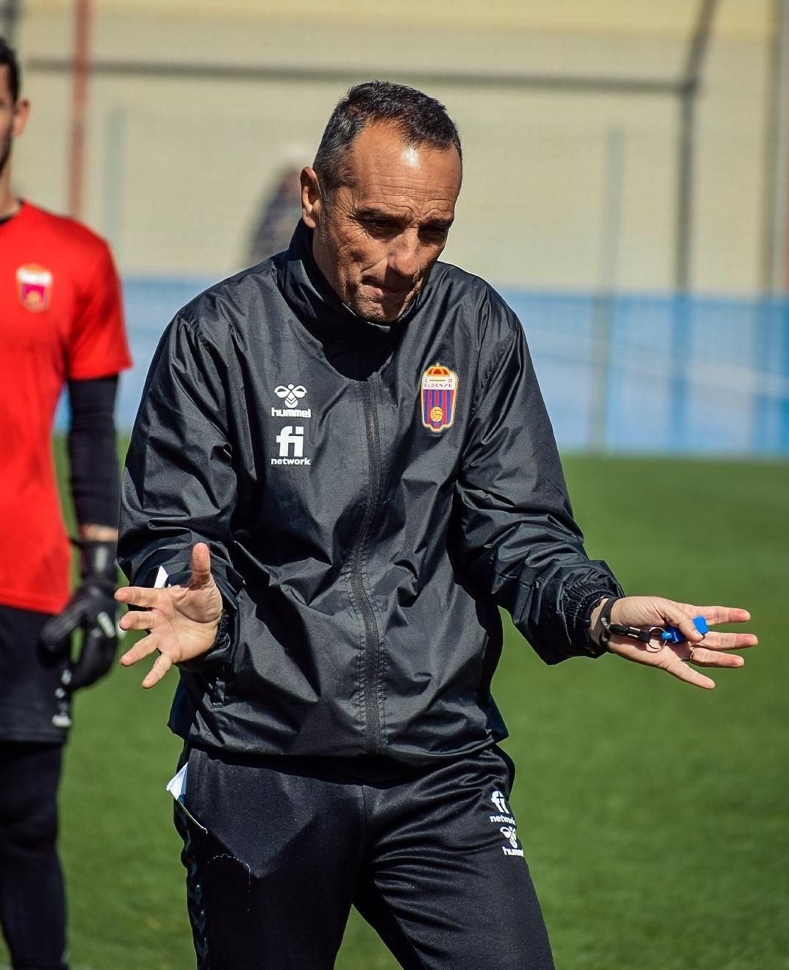 José Luis Oltra da órdenes durante un entrenamiento con el Eldense.