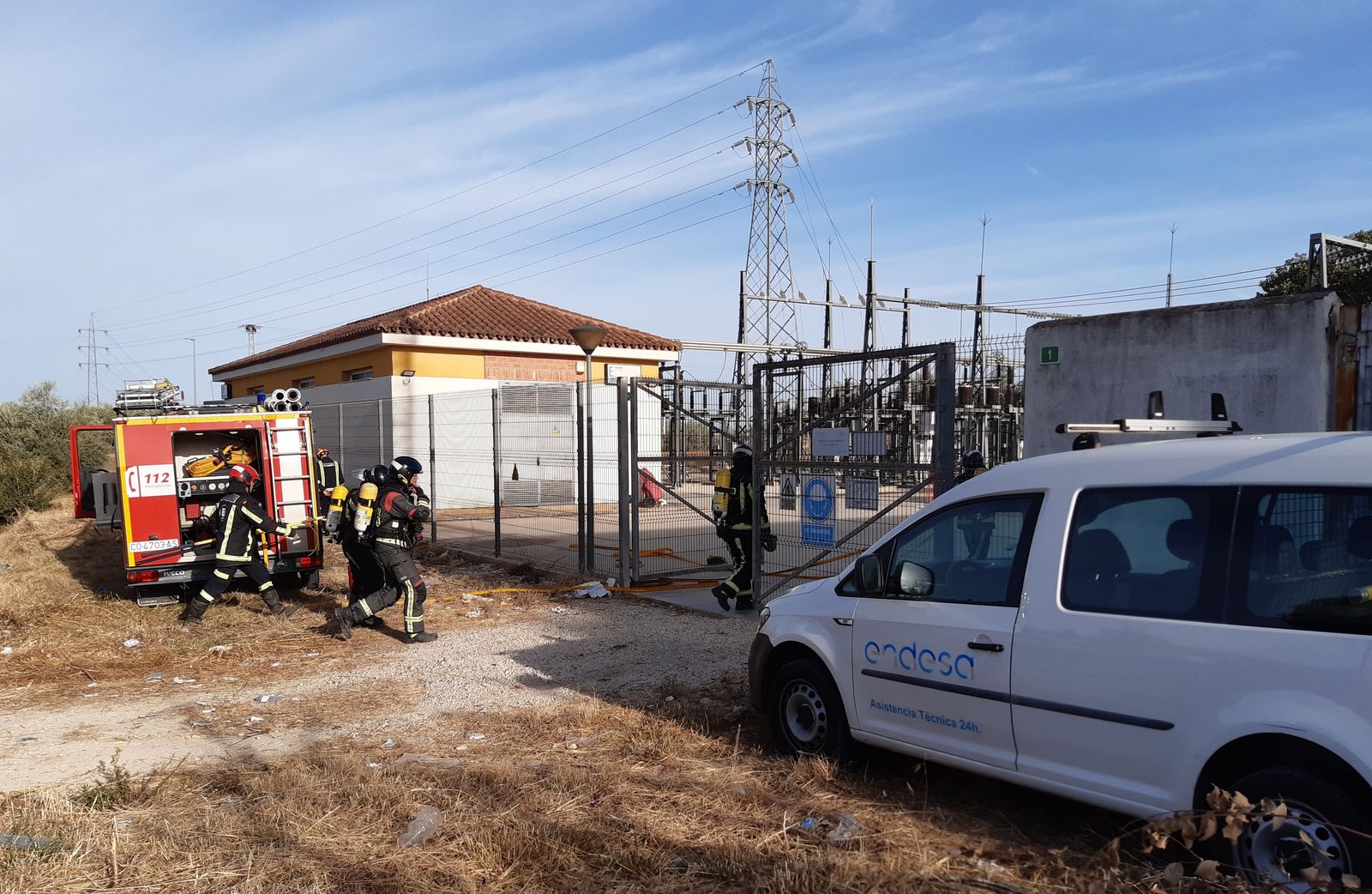 Los bomberos durante el simulacro.