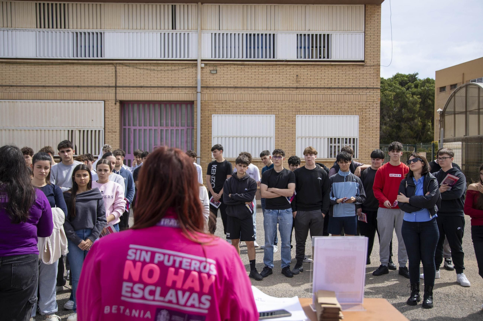 Sensibilización sobre la trata de mujeres en el IES Maestro Padilla de Almería, en imágenes