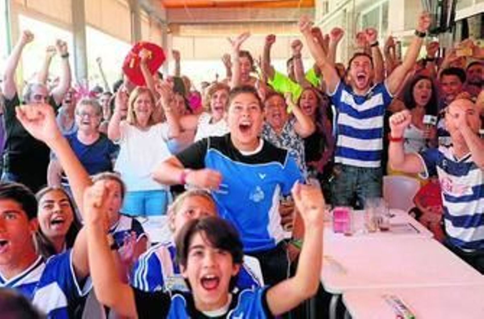1. Celebración de uno de los puntos de Carolina.  2. La copa del tercer