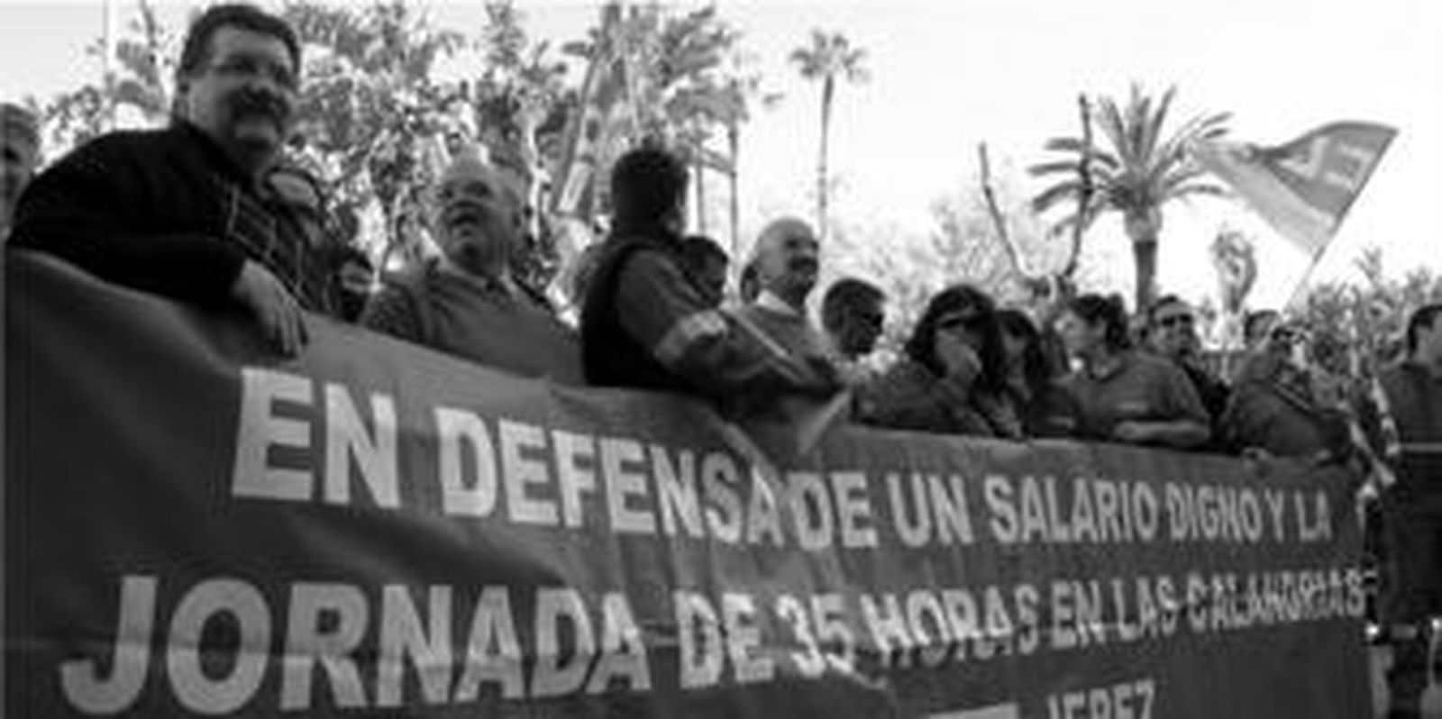 Responsables de CCOO y trabajadores de la planta de reciclaje, ayer durante la concentración en la Diputación de Cádiz.