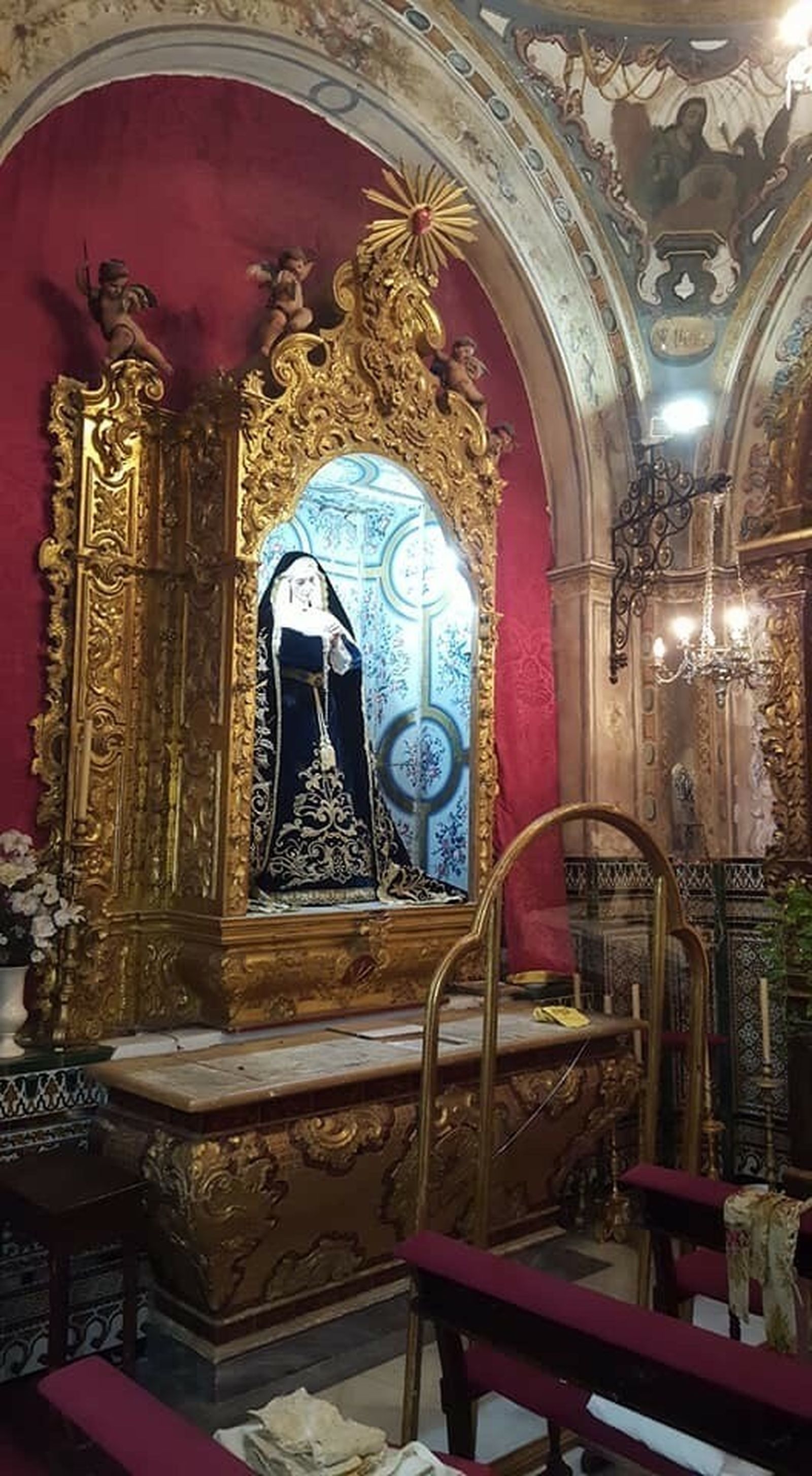 El retablo de la Virgen de los Dolores ha sido dañado y se le ha robado la corona a la imagen.