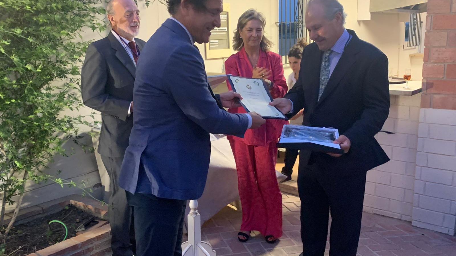 José Manuel Martín, director gerente de Montesierra, recibiendo el premio a la Excelencia Agroalimentaria del Colegio Oficial de Ingenieros Agrónomos de Andalucía.