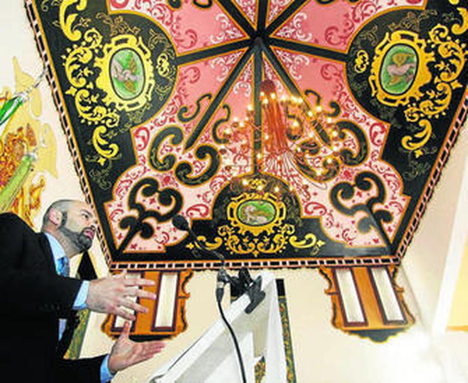 Carrasco explica su obra, inaugurada ayer de forma oficial.