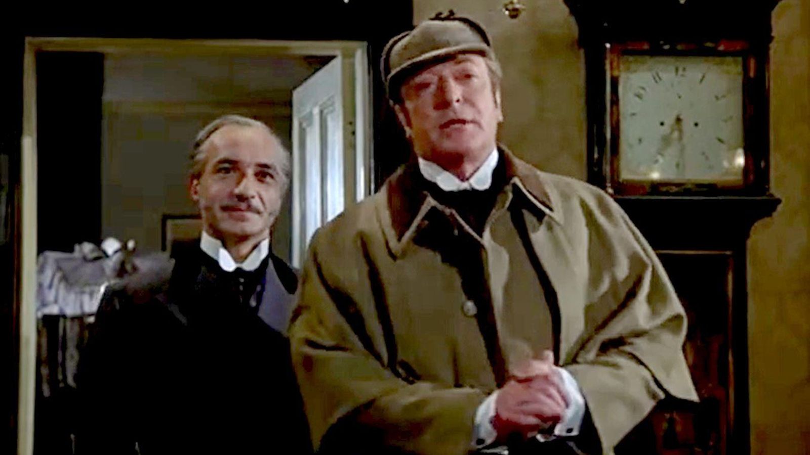 Holmes (Michael Caine), en 'Sin pistas' (1988), ofrece jerez a los invitados.