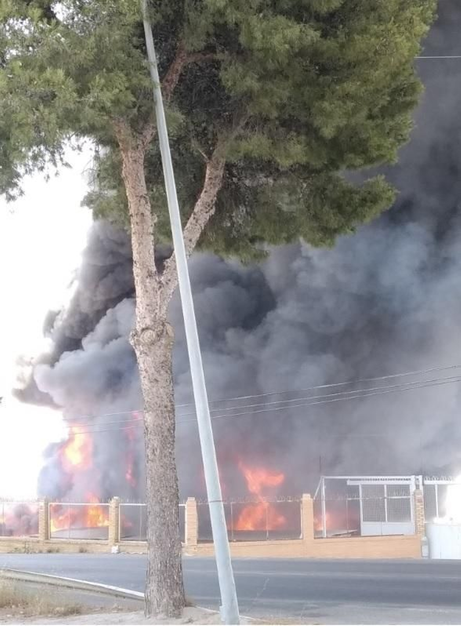 Imagen del momento en que las llamas devoraban el recinto.