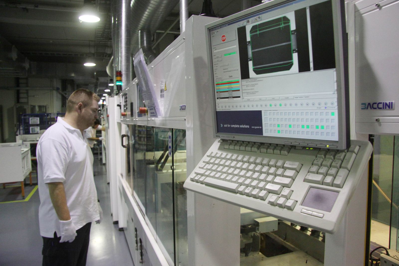 Un empleado de isofotón en la fábrica.