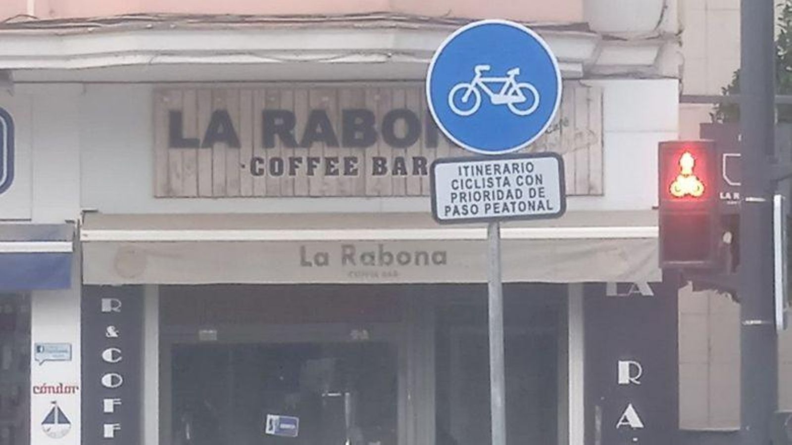 Señal al inicio del carril-bici de Luis de Morales