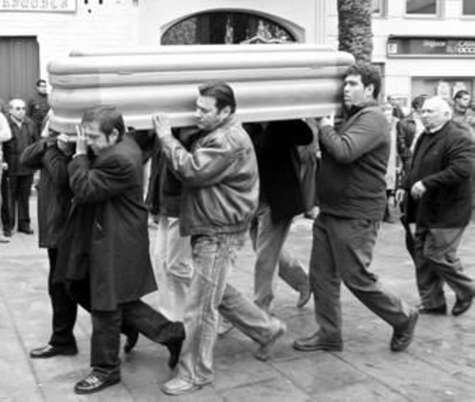 El féretro del panadero es portado por sus familiares durante el funeral del pasado domingo.