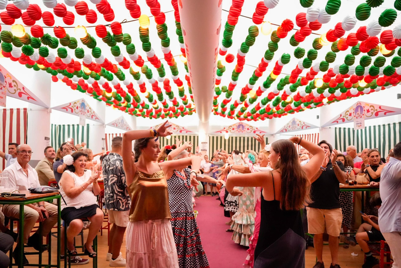 Así bailan en el concurso de sevillanas de La Lola de la fería de Almería
