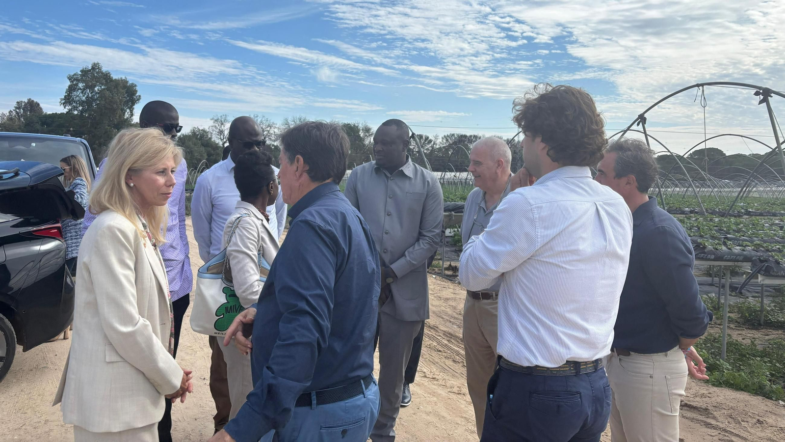 Visita de autoridades senegalesas a los campos de fresa de Huelva.