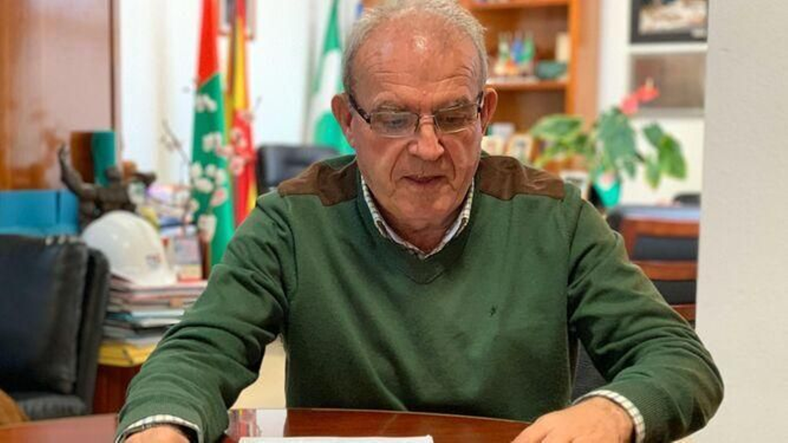 El alcalde Antonio Bonilla, en el momento de la firma de la carta dirigida a los jóvenes.