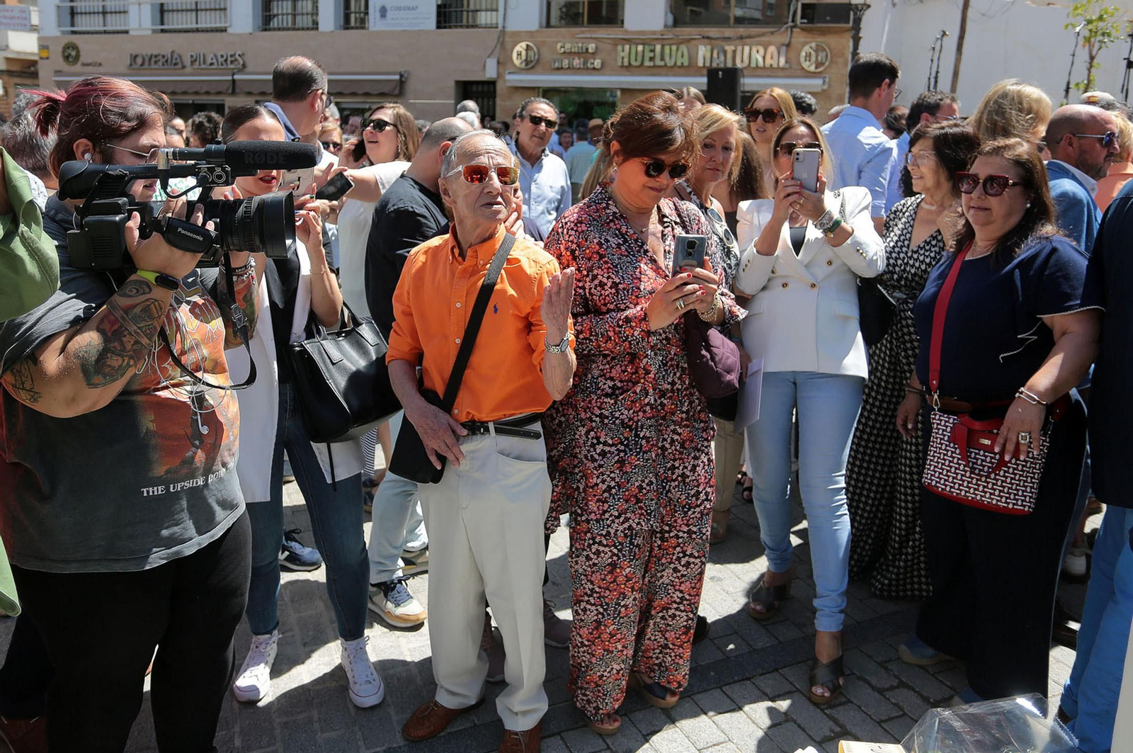 Imágenes del descubrimiento de la escultura en honor a Joseli Carrión