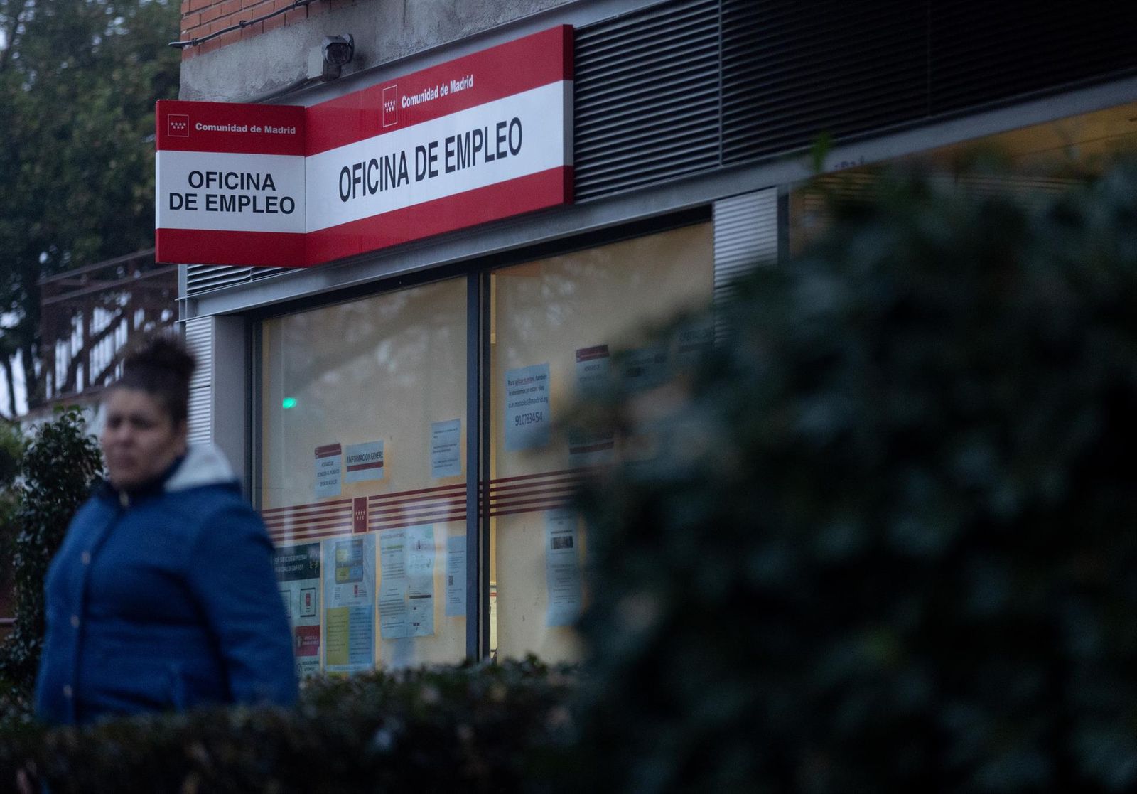 Un cartel de una oficina de empleo en la Comunidad de Madrid
