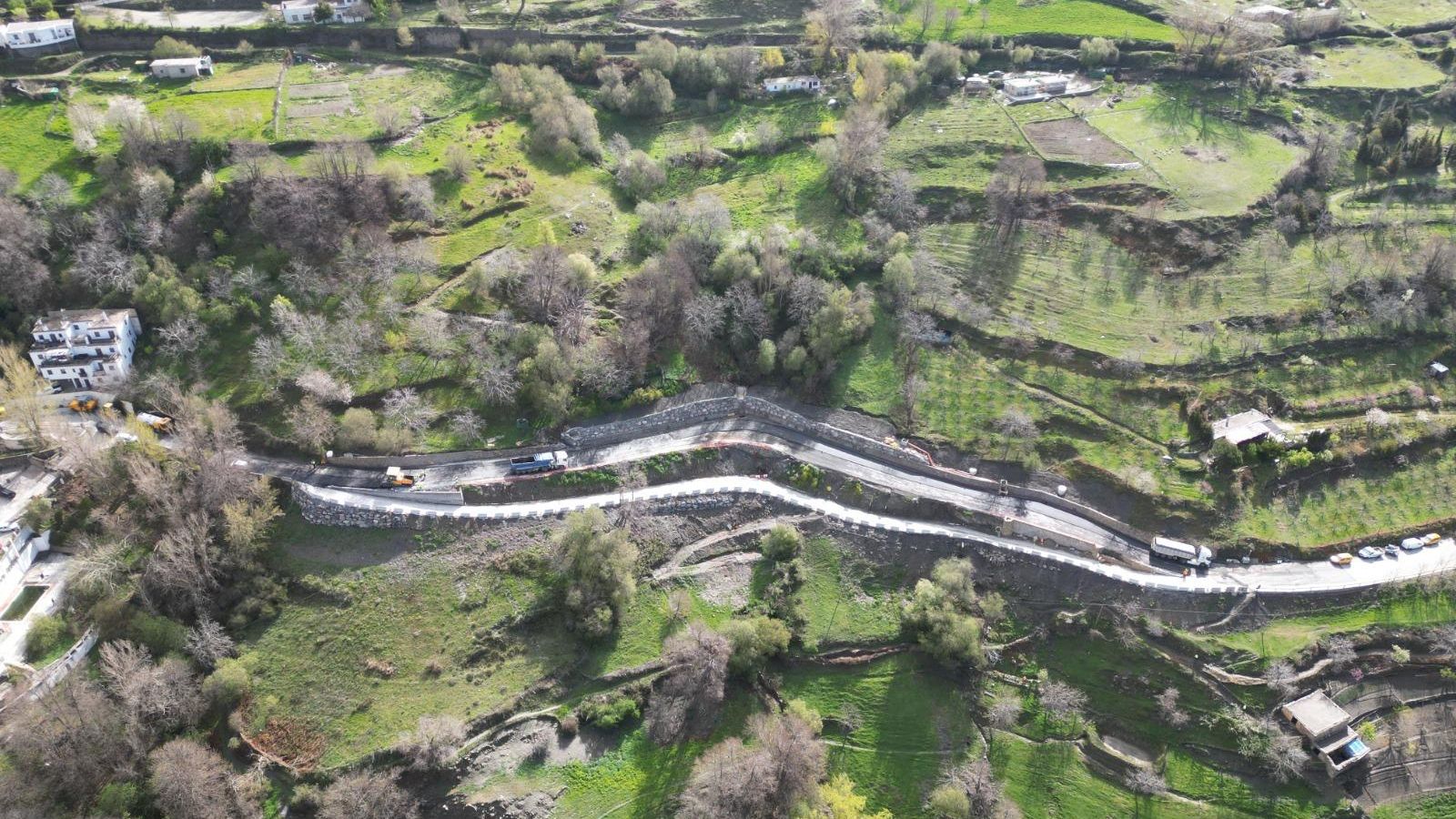 Vista aérea de la obra y del desvío provisional para evitar aislar a Capileira