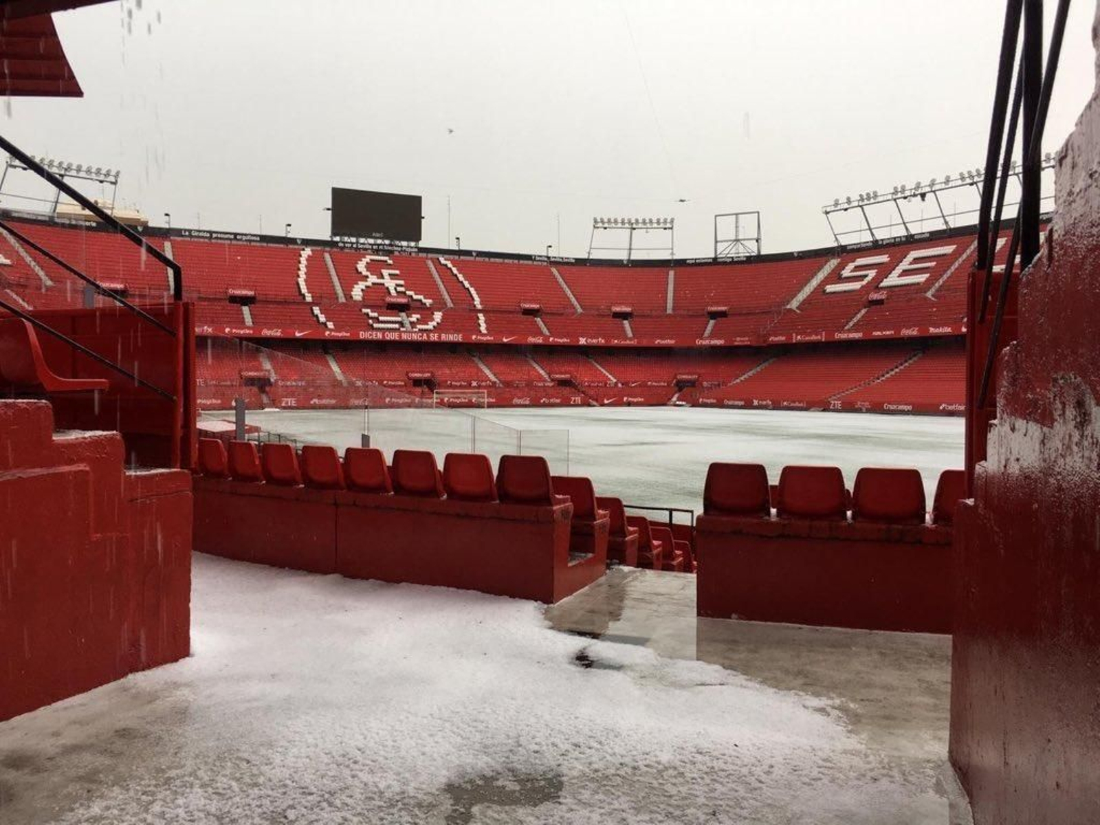 Intensa granizada en el Jueves Santo en Sevilla