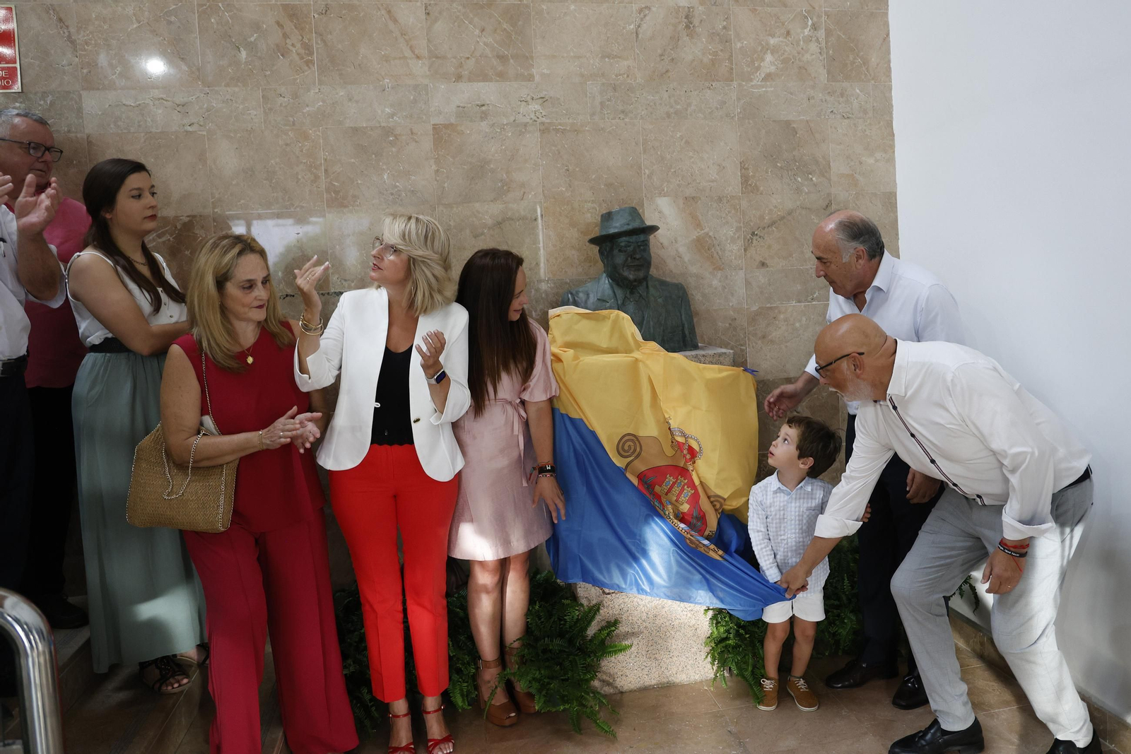Las fotos de la reubicación del busto de Cristóbal Delgado en el Centro Documental
