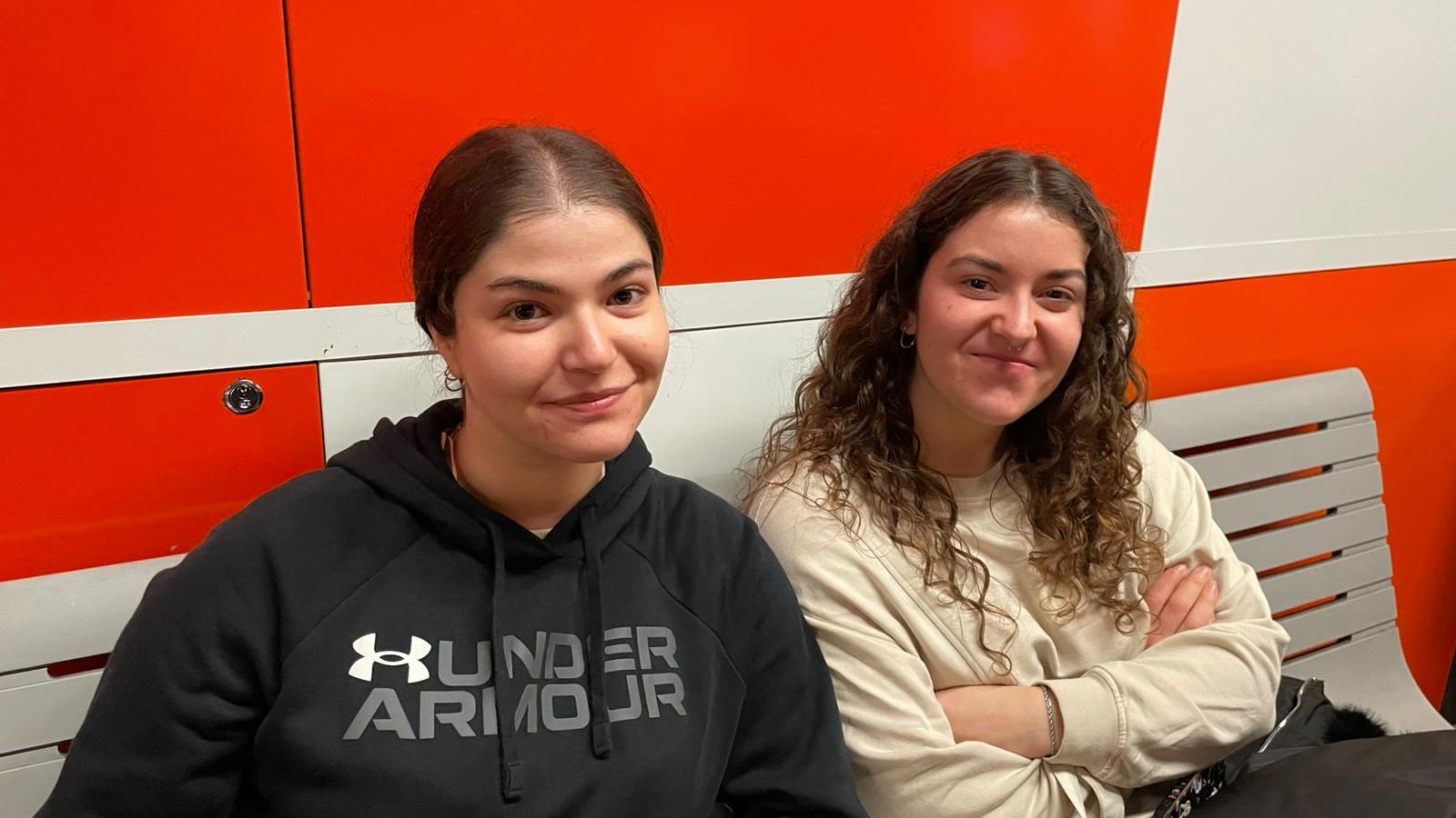 Carla y Maialen, usuarias de Cercanías