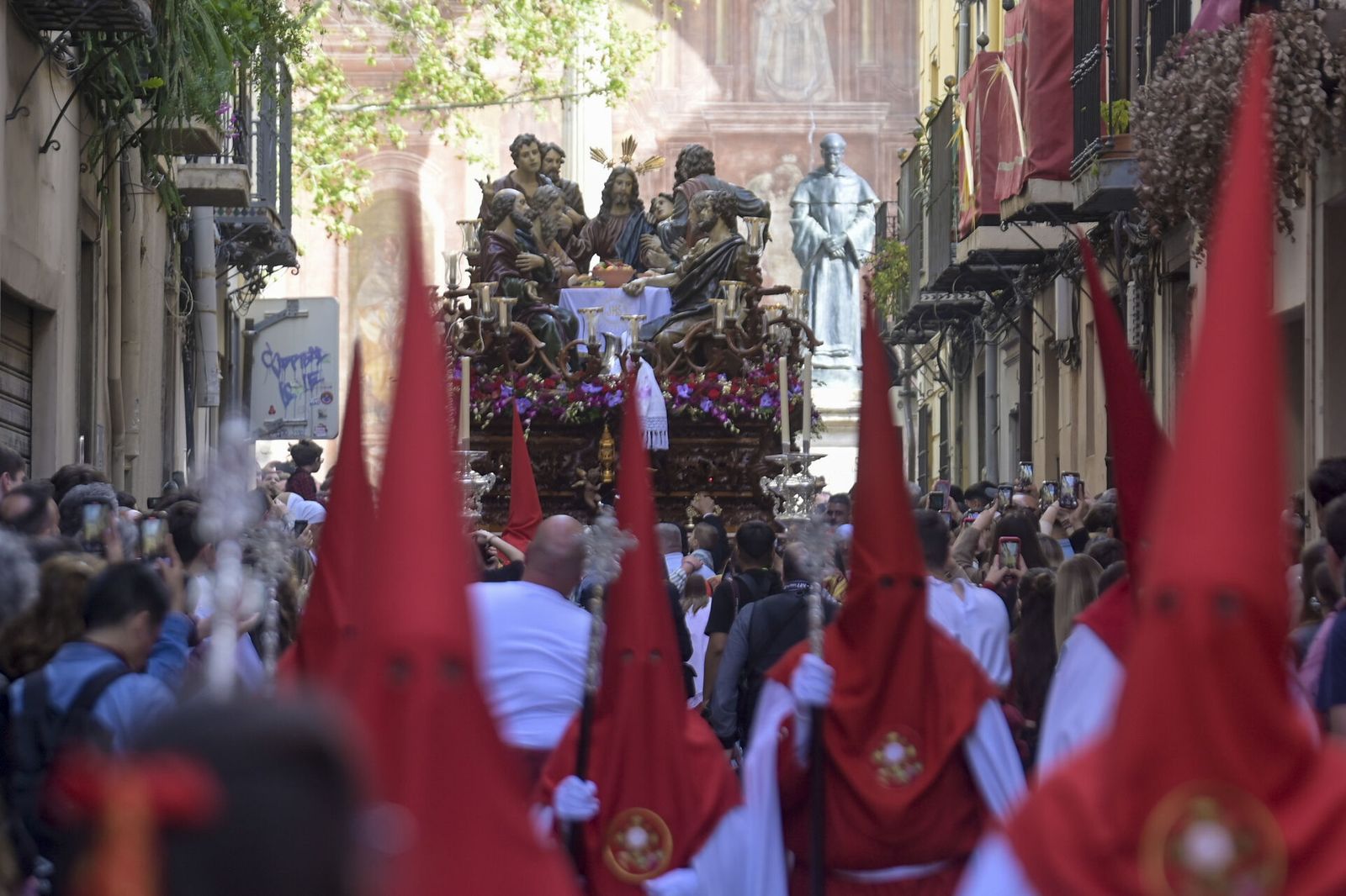 Así vivió Granada la salida de la Hermandad de la Santa Cena Sacramental 2025
