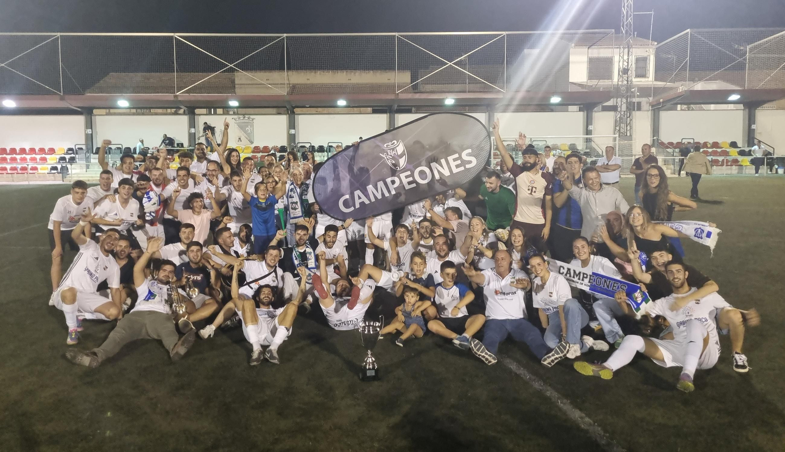 El conjunto villanovense celebra el título en 'Los Juanitos'.