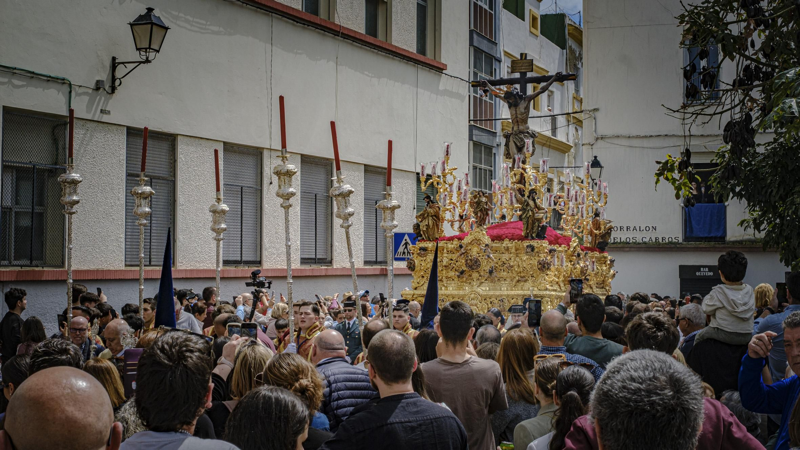 Imágenes de la salida de La Palma en la Semana Santa de Cádiz 2025