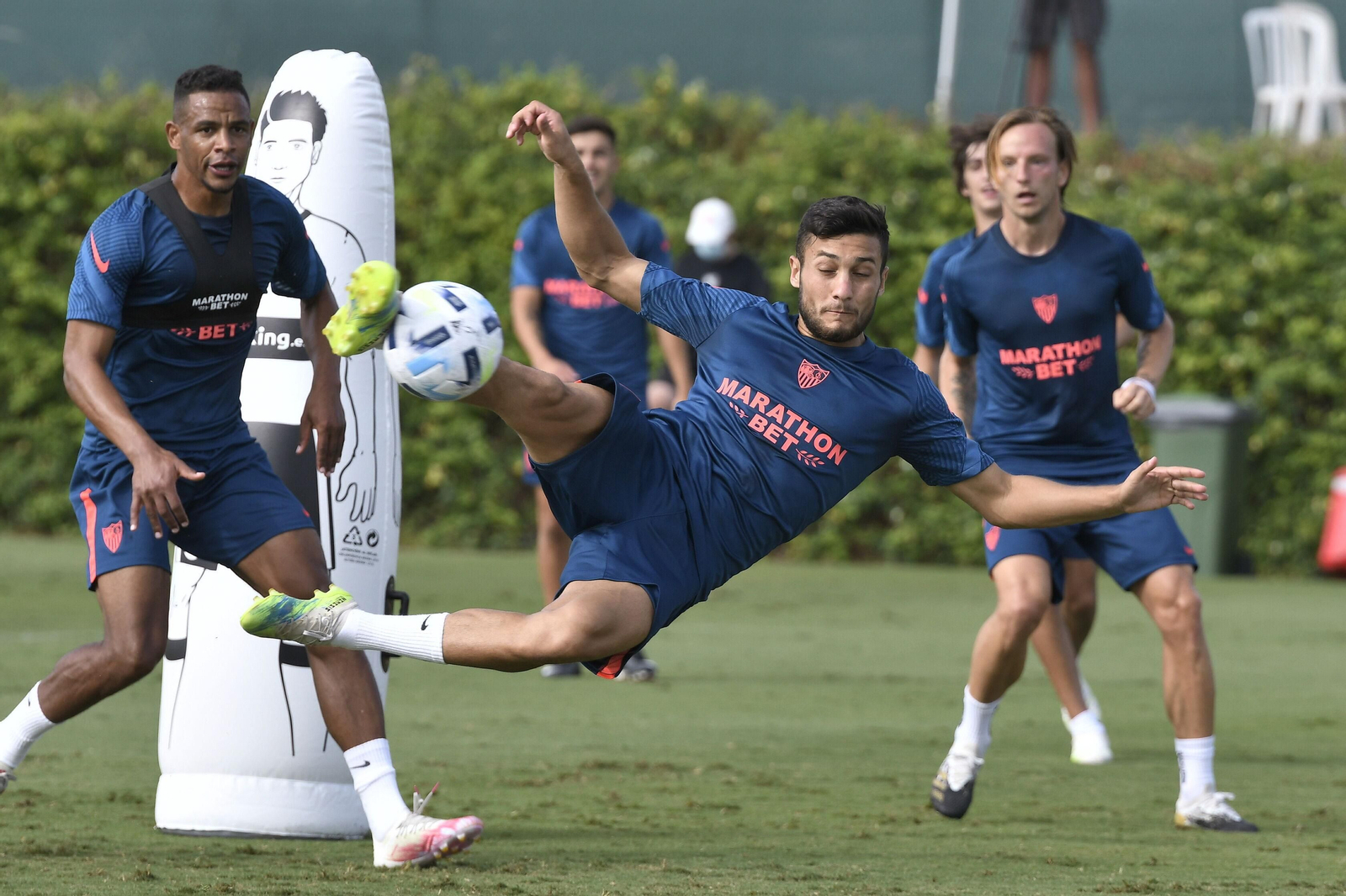 Óscar Rodríguez remata en posición acrobática un balón ante Fernando Rakitic.