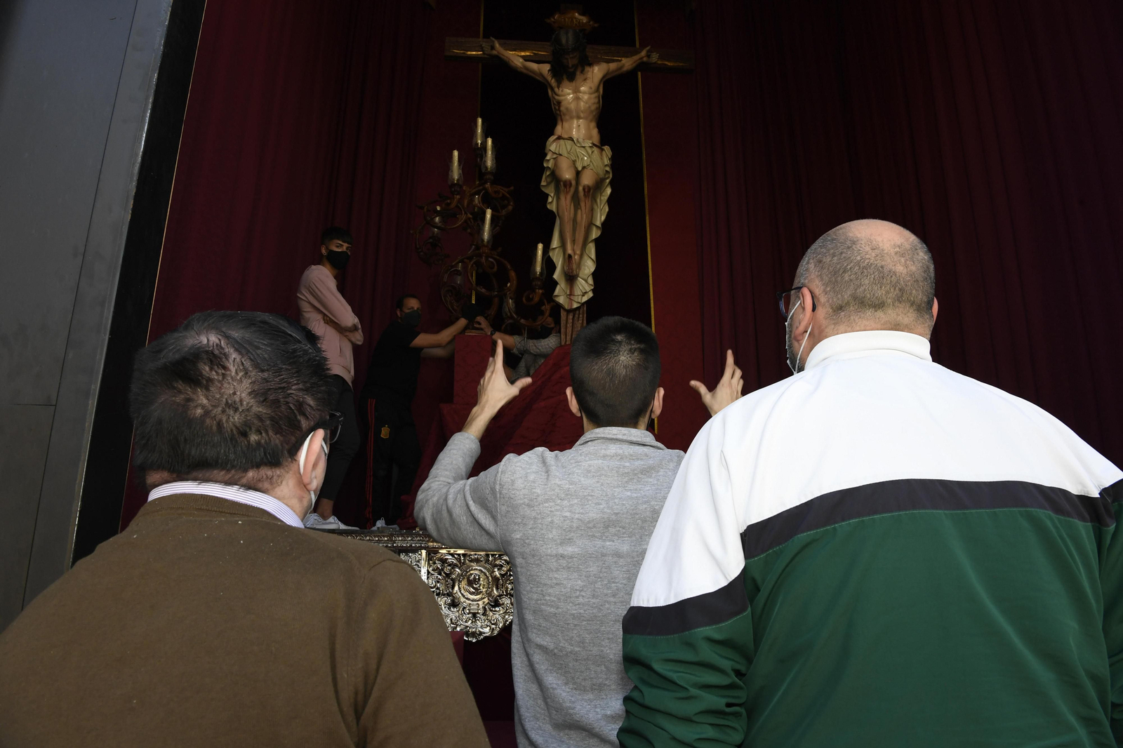 Reportaje: Montaje del altar de Los Salesianos