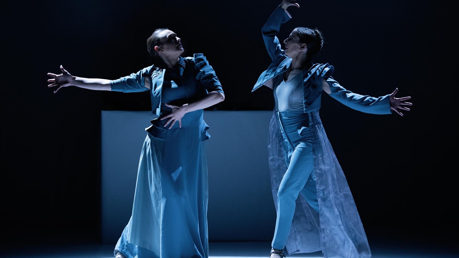 Las bailaoras Noemí Luz y Magdalena Mannion, interpretando Blue Ghost