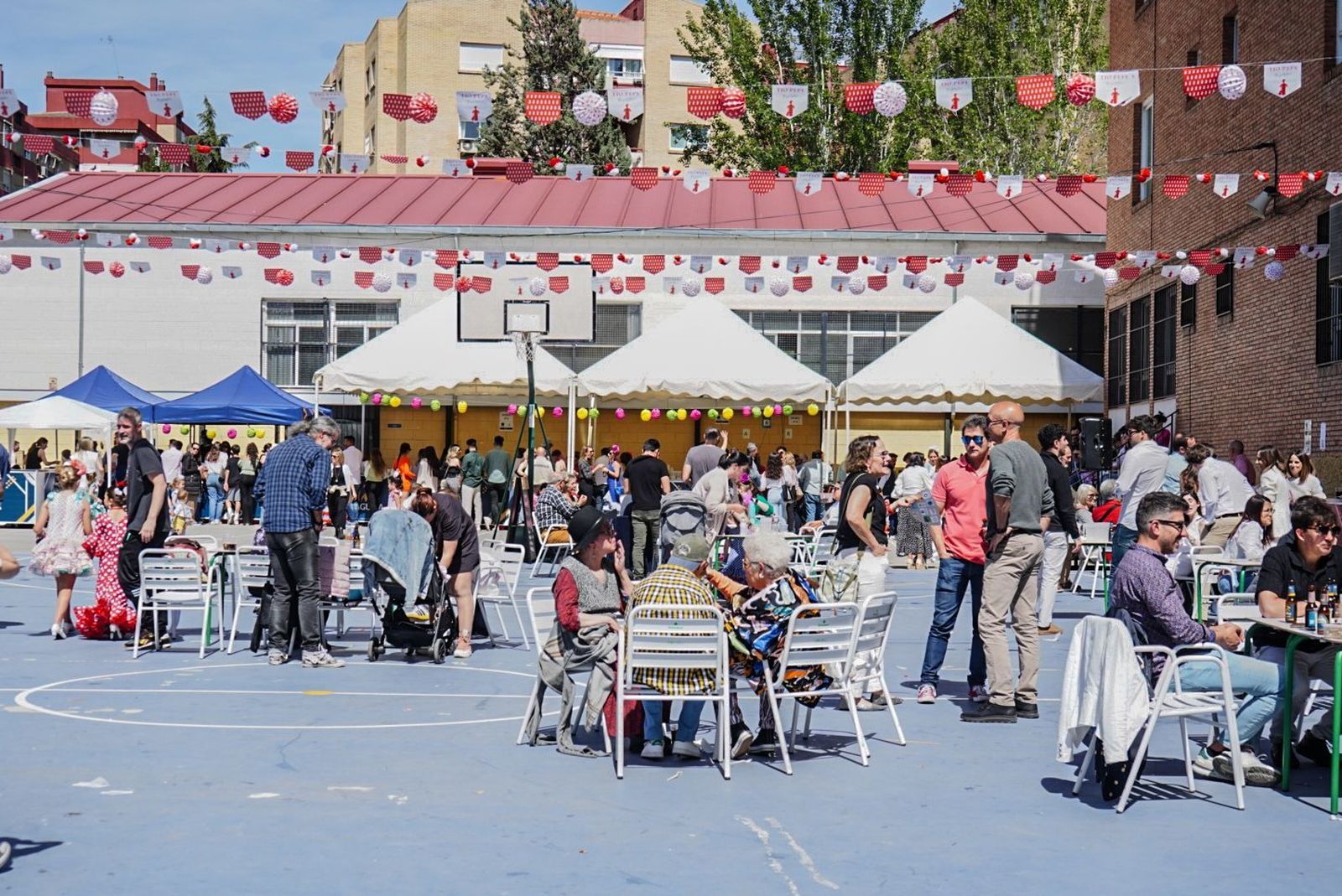 Los mejores momentos del primer día de Cruces en Granada en fotos