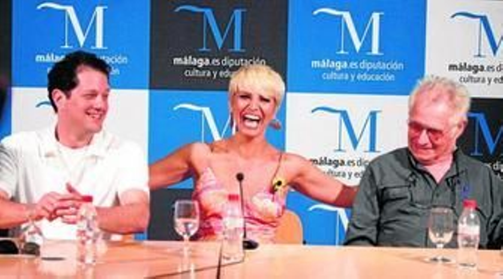 Pasión Vega flanqueada ayer en Málaga por los compositores Michael Giacchino (izda) y Dave Grusin, los tres invitados la festival de Úbeda.