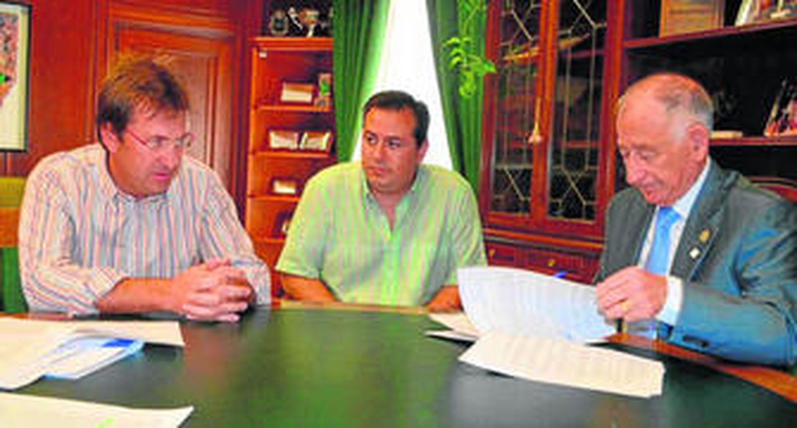 Gabriel Amat rubricó ayer los contratos de las obras con las empresas Jarquil Verde y Seanto.