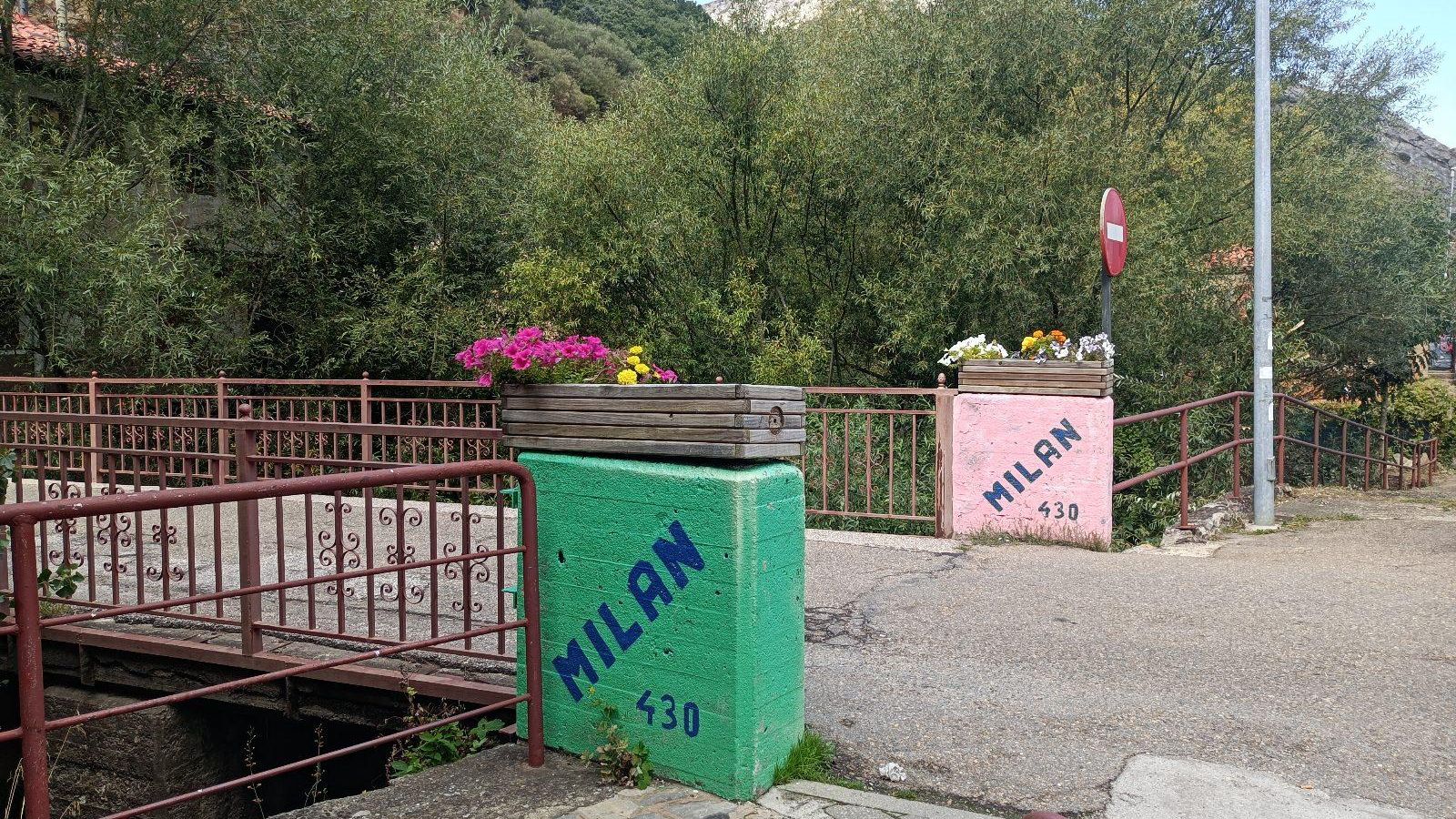 El peculiar puente que cruza el río Bernesga en La Vid.