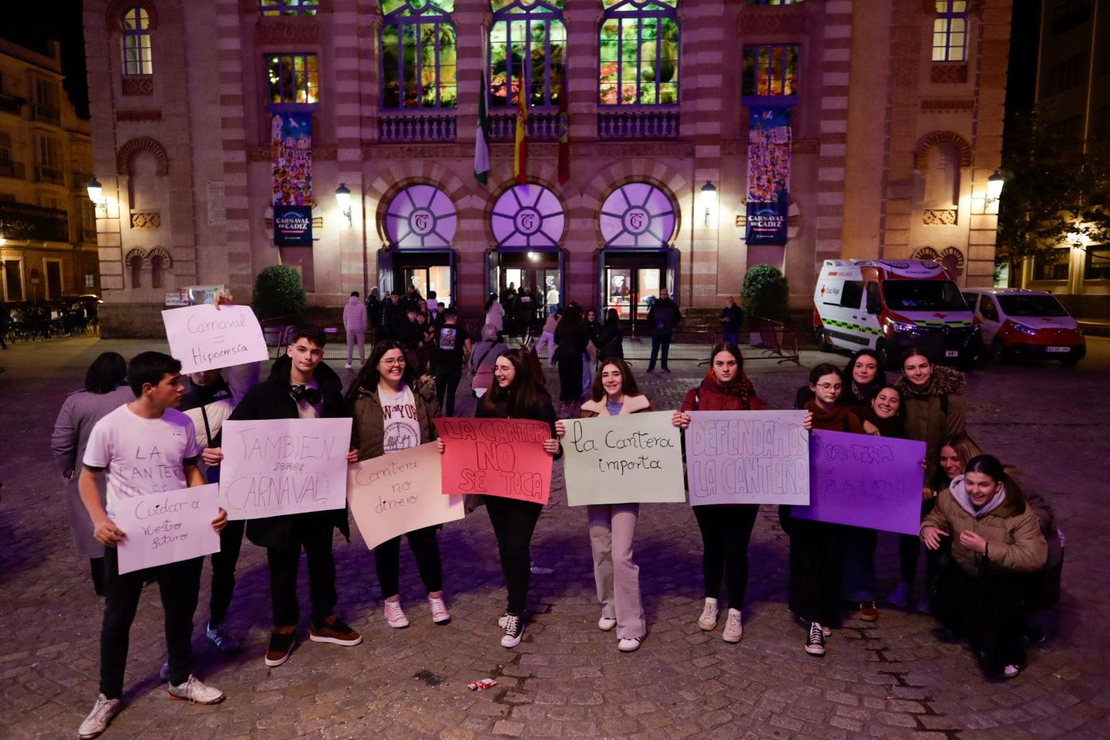 Algunos miembros de tres de las cuatro agrupaciones juveniles que cantan el día 30 en el COAC en la protesta