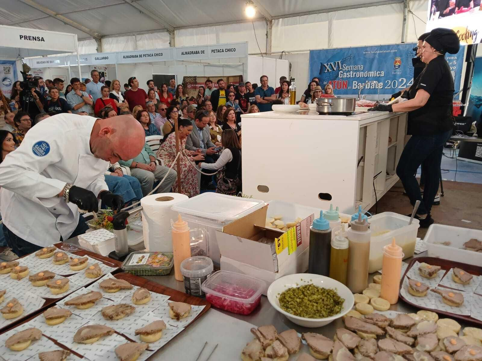 La Feria del Atún de Barbate 2024, en imágenes: ronqueo y showcooking entre tapas del mejor atún