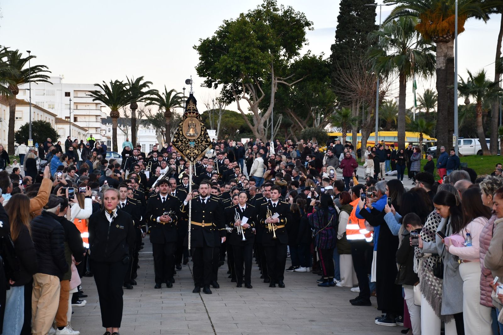 Un concierto de marchas procesionales llena Plaza de las Constituciones de San Roque