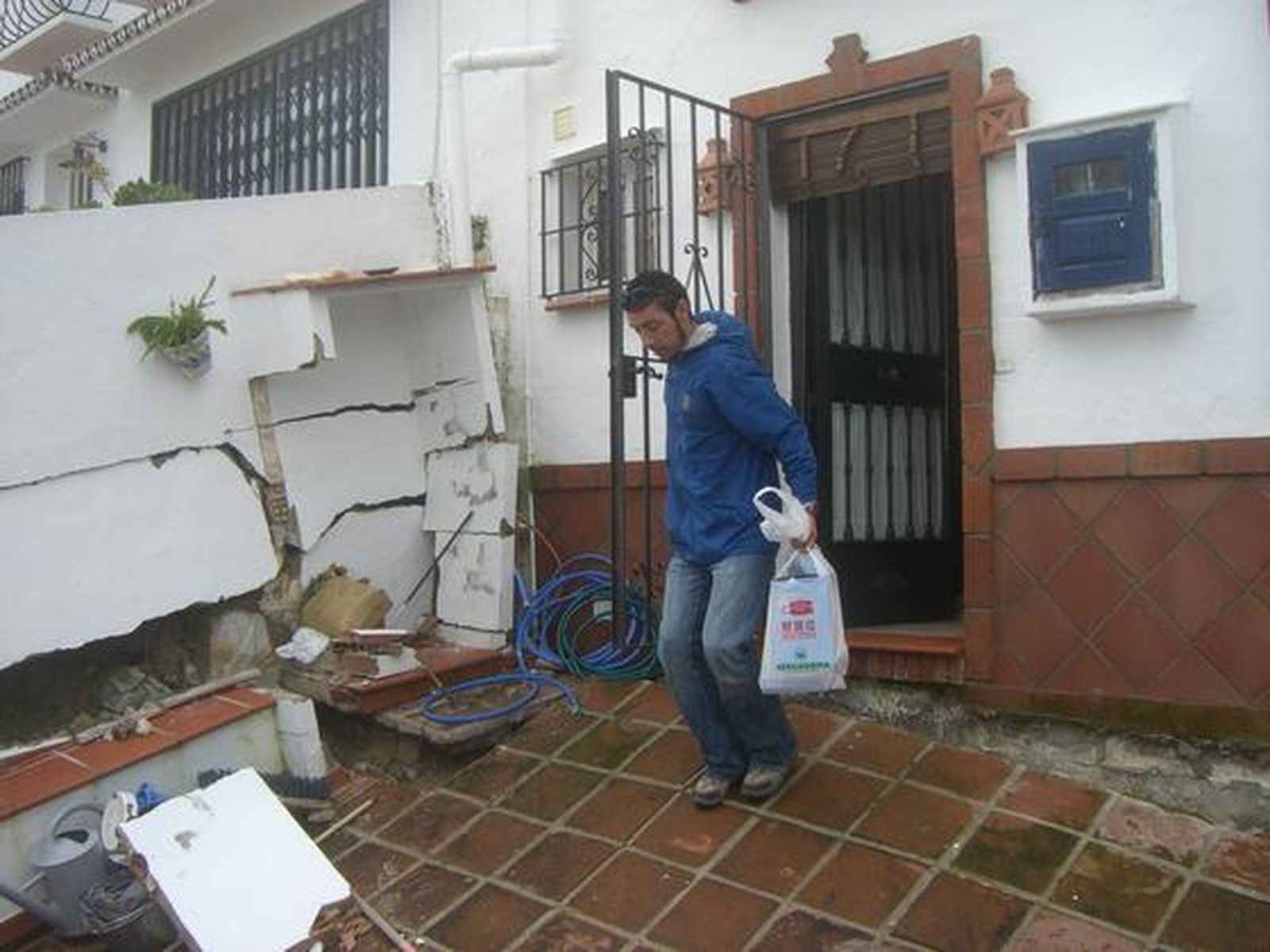 El fuerte temporal de levante ha causado numerosos daños en la zona de la costa.