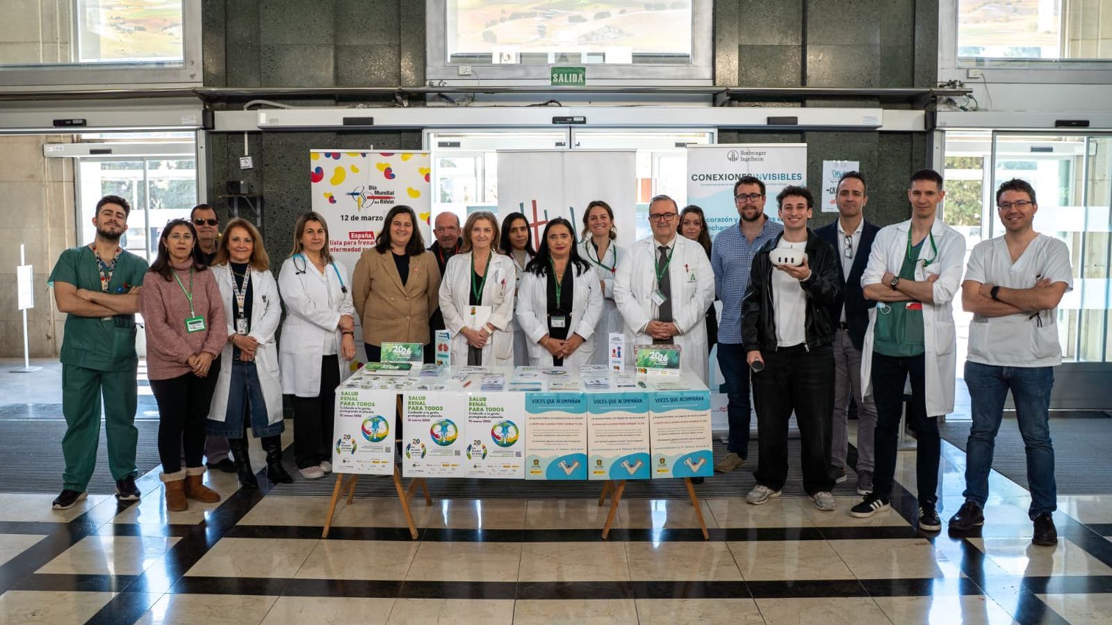 La directora gerente en el centro junto a los organizadores de la iniciativa