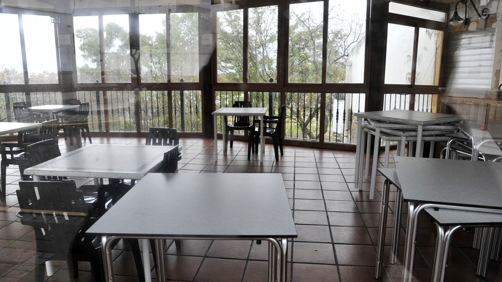 Mesas de un bar serrano cerrado